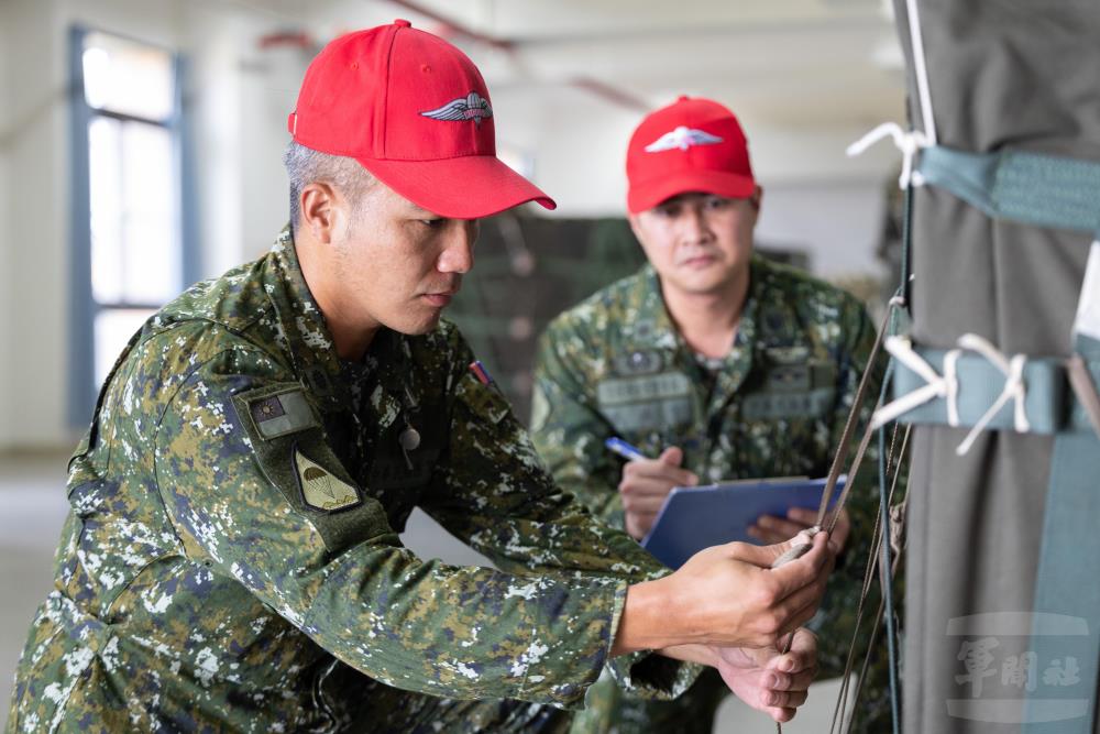 空投包完成後，會再依執行檢查表確認各項作業。（軍聞社記者吳柏融攝）