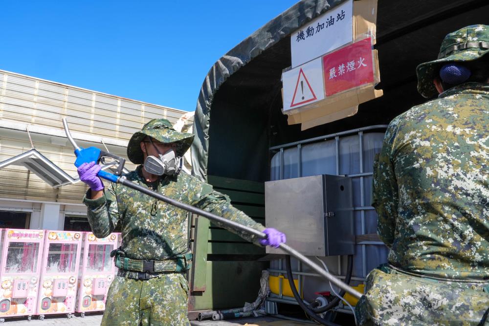 機動加油站實施加油作業。（軍聞社記者侯凱議攝）