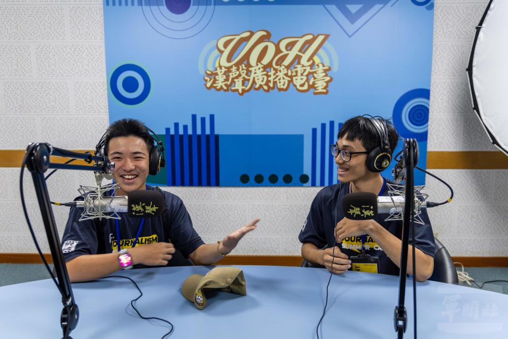 學員體驗廣播節目錄製。（軍聞社記者蔡枋澐攝）