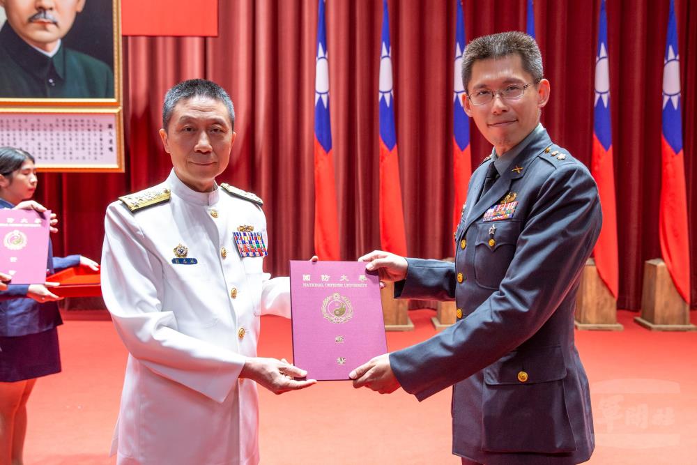 劉校長頒發學員代表畢業證書。（軍聞社記者王進福攝）
