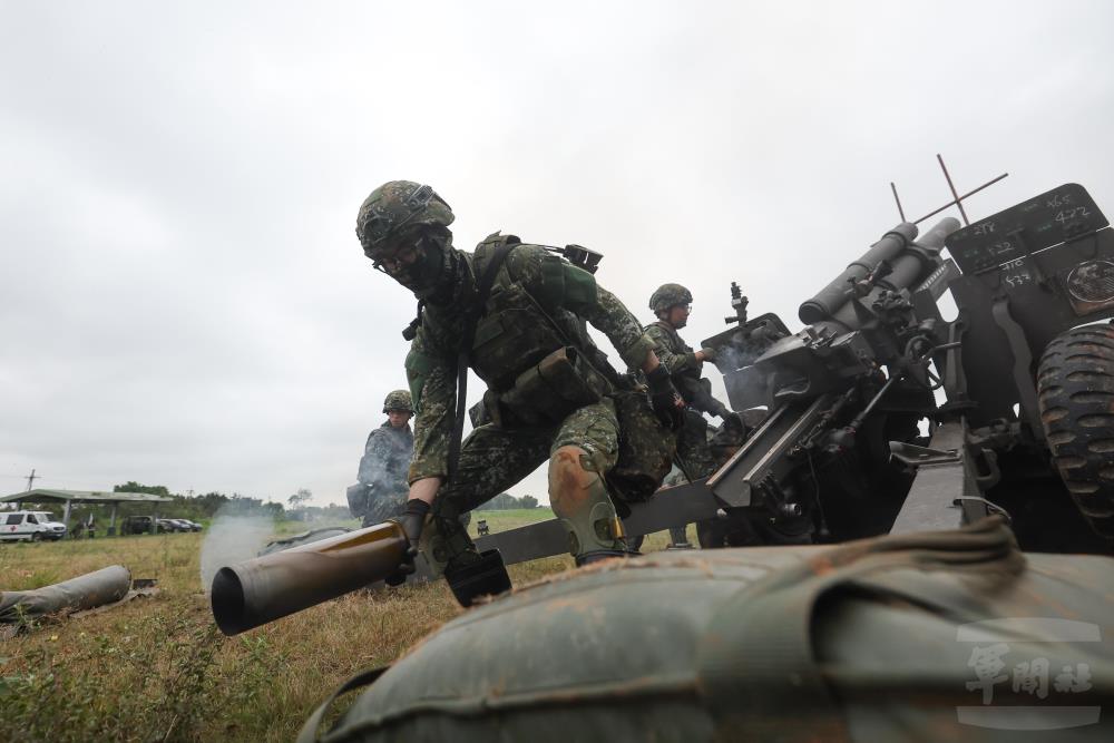 陸軍裝甲564旅砲兵營105榴彈砲實彈射擊。（青年日報提供）