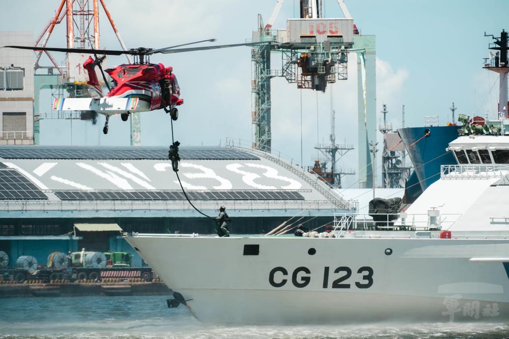 特勤隊員搭乘空勤總隊UH-60M直升機垂降突入客輪。（軍聞社記者林庭暉攝）
