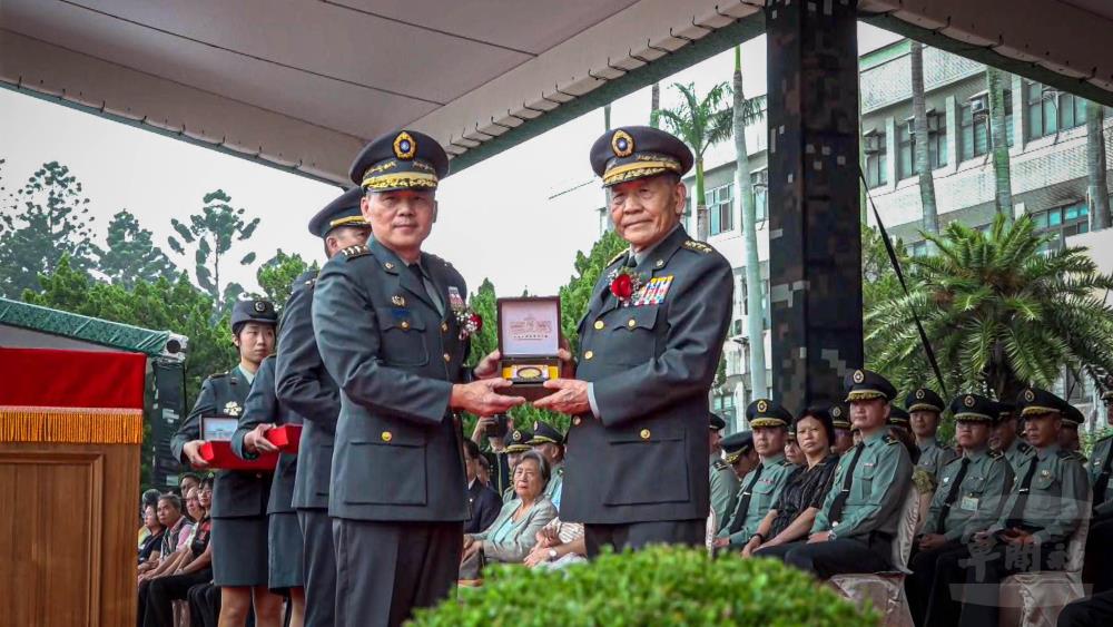 呂司令頒贈「功在陸軍獎座」予歷任總司令及司令。（陸軍司令部提供）