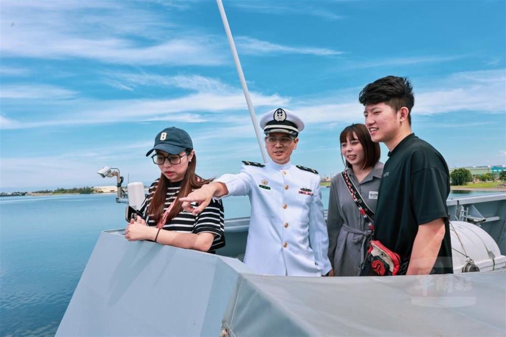 官兵介紹艦上設施，讓眷屬感受官兵在艦內執勤的點滴。（青年日報提供）