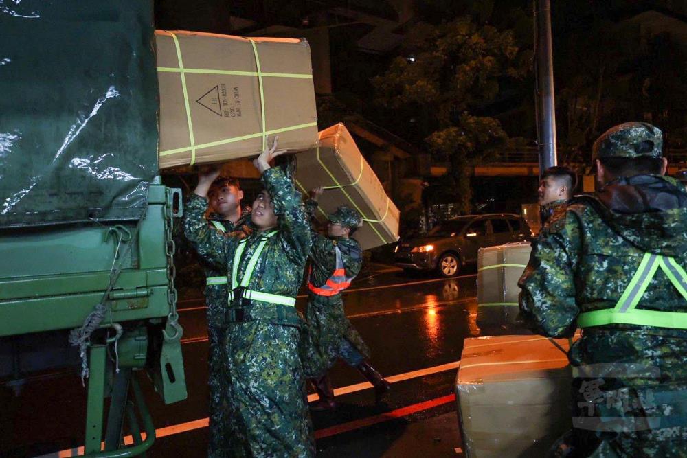 步兵153旅至蘇西活動中心協助搬運物資。（第三作戰區提供）