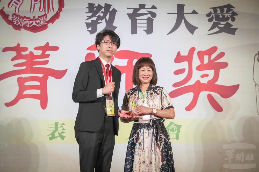 懷恩社會福利慈善事業基金會副董事長李啟銘頒獎表揚得獎者。（軍聞社記者周昇煒攝）