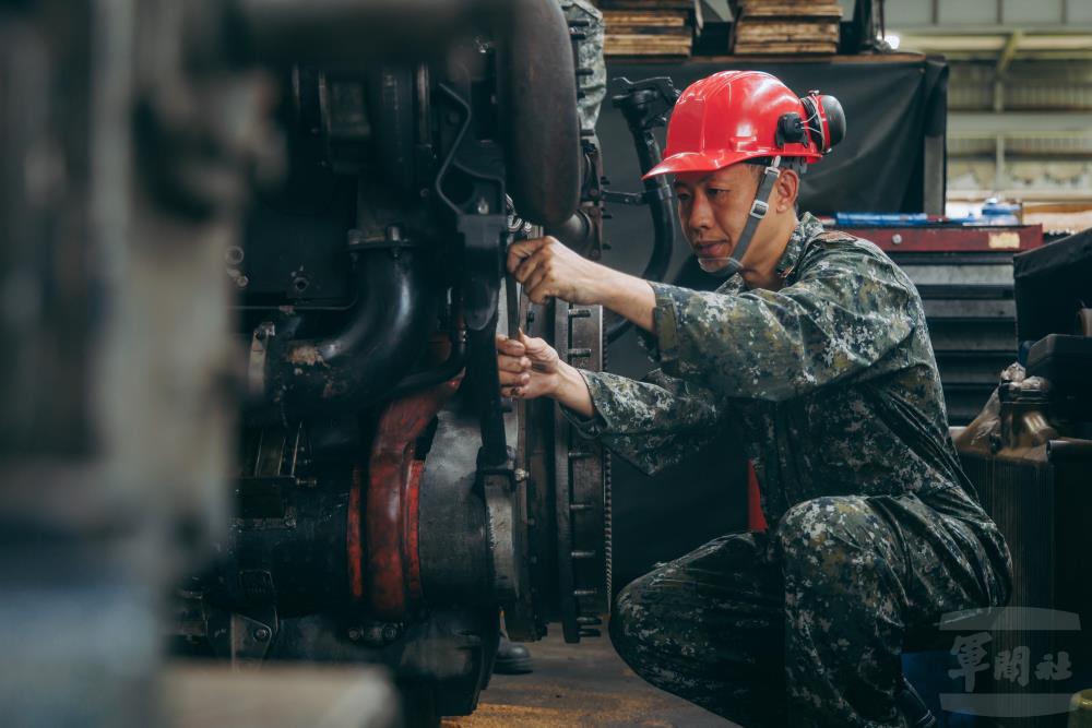 為穩固部隊堅實戰力,陸軍第3地區支援指揮部龍潭聯保廠日前執行M60A3戰車引擎翻修作業。(青年日報提供) 為穩固部隊堅實戰力,陸軍第3地區支援指揮部龍潭聯保廠日前執行M60A3戰車引擎翻修作業。(青年日報提供)