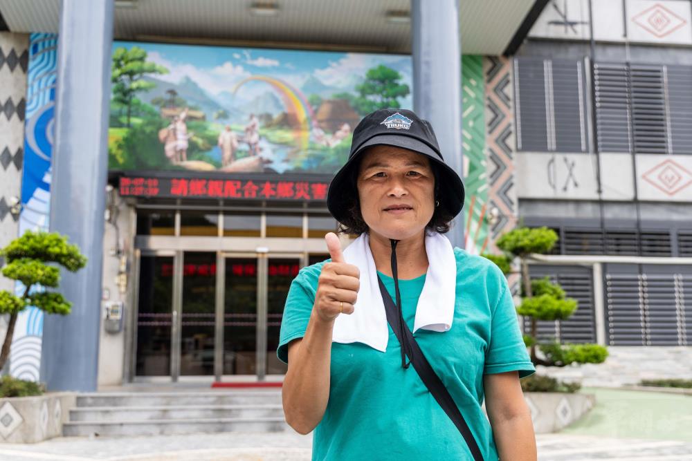 萬榮村村長蔡雅雯感謝國軍鼎力支援。（軍聞社記者蔡枋澐攝）