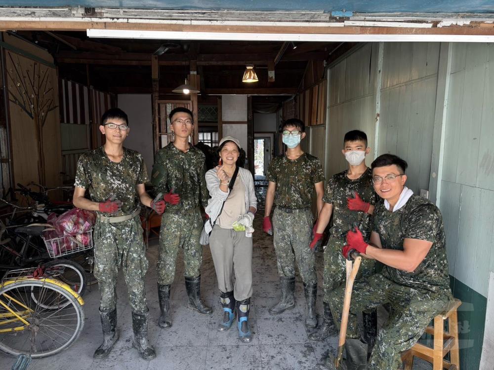 153旅官兵協助屋主民宅清淤整理後合影。（第三作戰區提供）