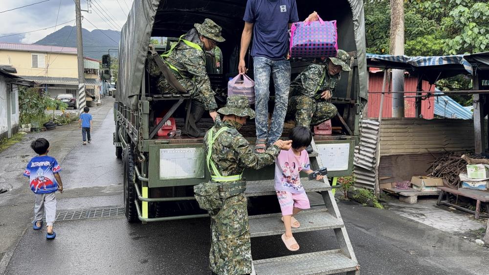 第二作戰區協助保全戶返家　持續關注堰塞湖警戒變化