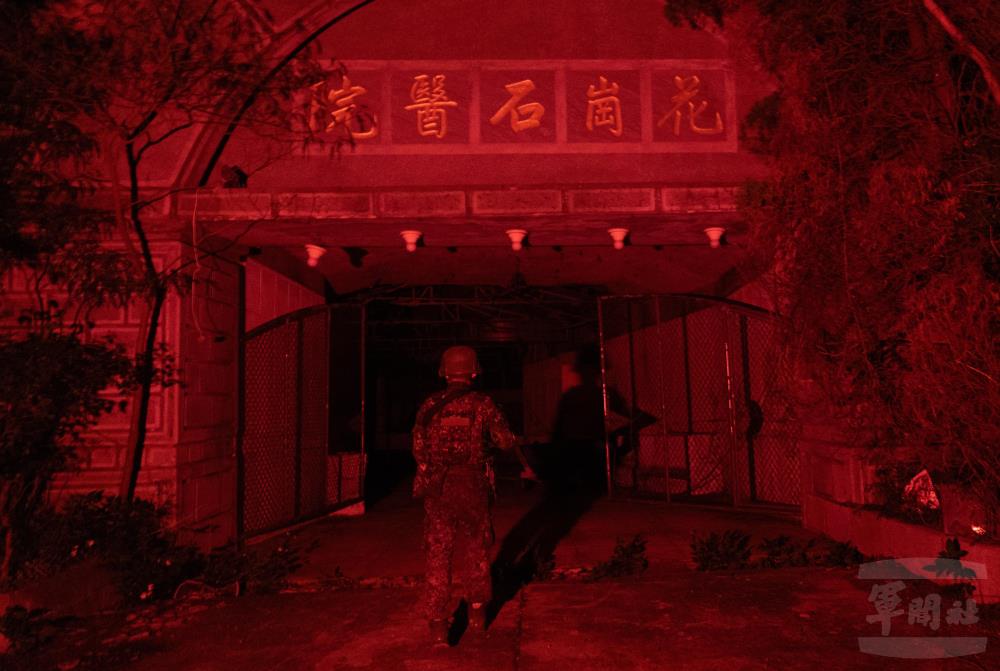 學員準備進入廢棄的花崗石醫院進行夜間搜索。（軍聞社記者吳柏融攝）