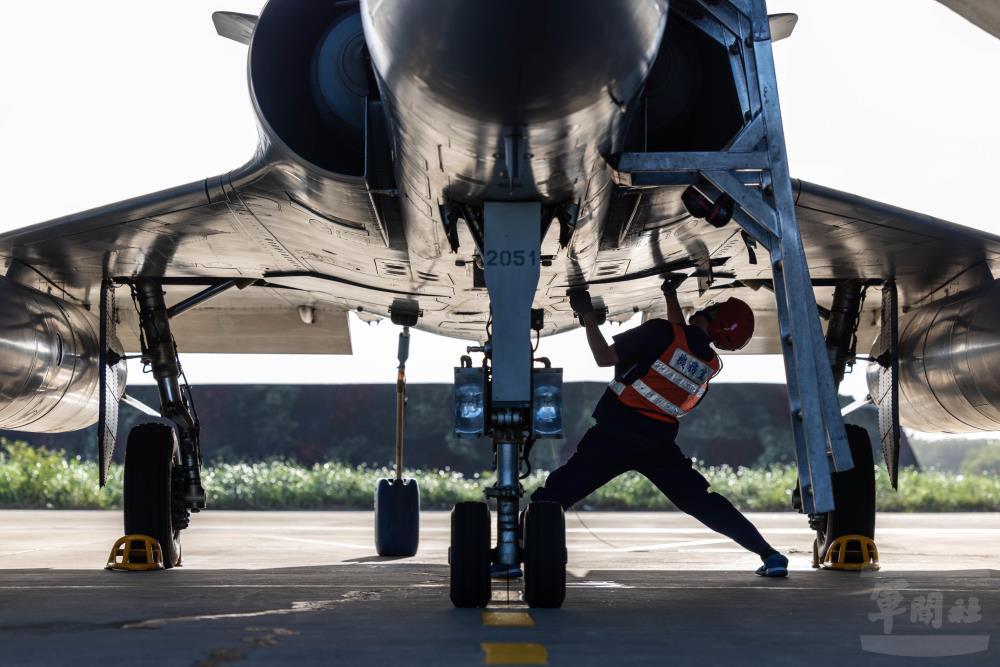 官兵迅速確實檢查每一個項目。（軍聞社記者蔡枋澐攝）