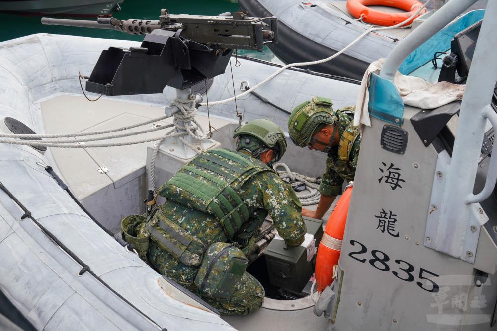 官兵迅速於成功艇上裝載彈藥，完成出發前準備。（軍聞社記者侯凱議攝）