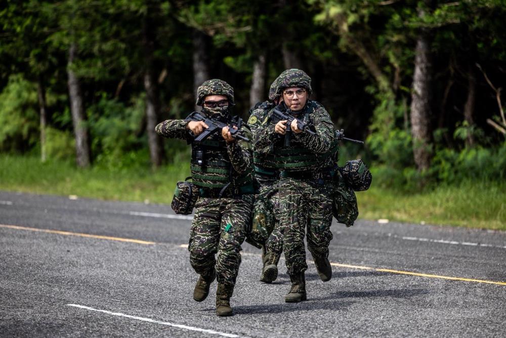 陸戰隊官兵對模擬敵特工人員實施火力壓制及包圍控制。（青年日報提供）