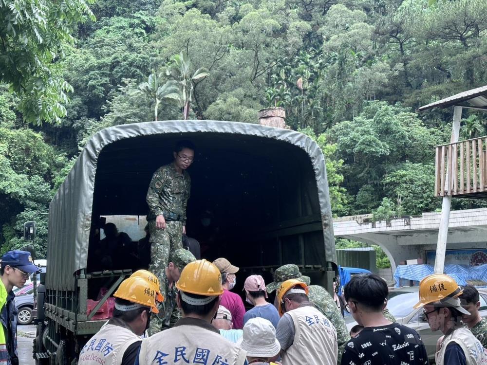 第二作戰區官兵協助保全戶依序登車撤離。（第二作戰區提供）
