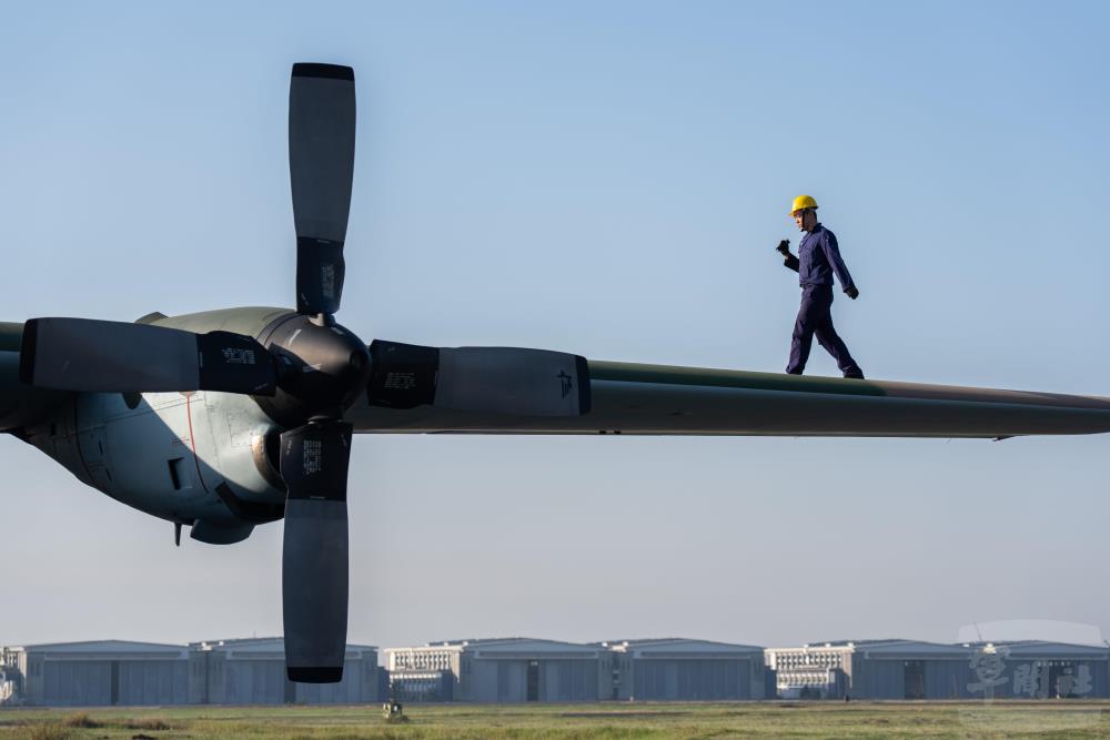 地勤人員進行飛行前檢查。（軍聞社記者林庭暉攝）