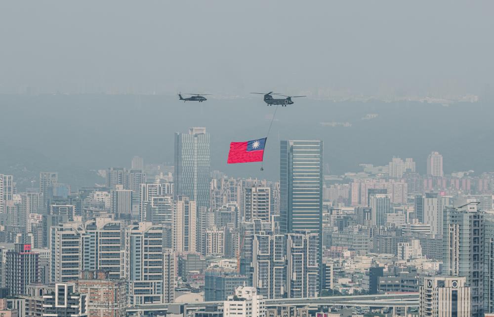 國旗機隊展現訓練成效。（軍聞社記者陳軍均攝）