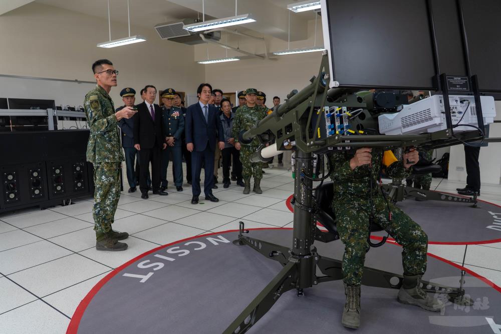 賴總統視導飛彈訓練模擬器。（軍聞社記者莊家豪攝）