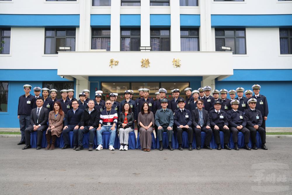 馬召委與海軍大氣海洋局官兵代表合影。（軍聞社記者林澤廷攝）