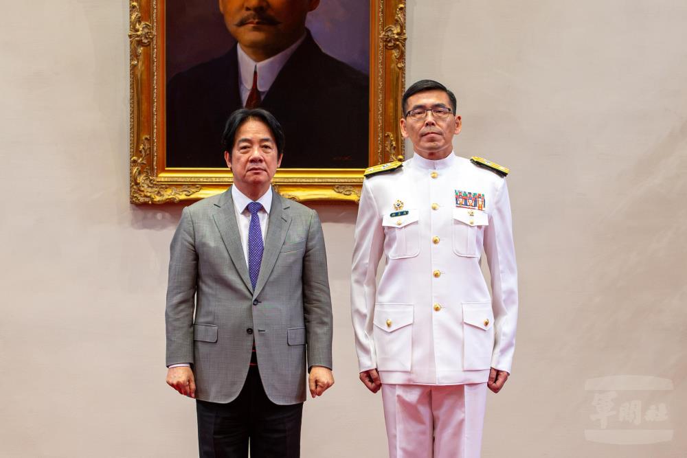 賴總統與柳少將合影。（軍聞社記者尤昱翔攝）