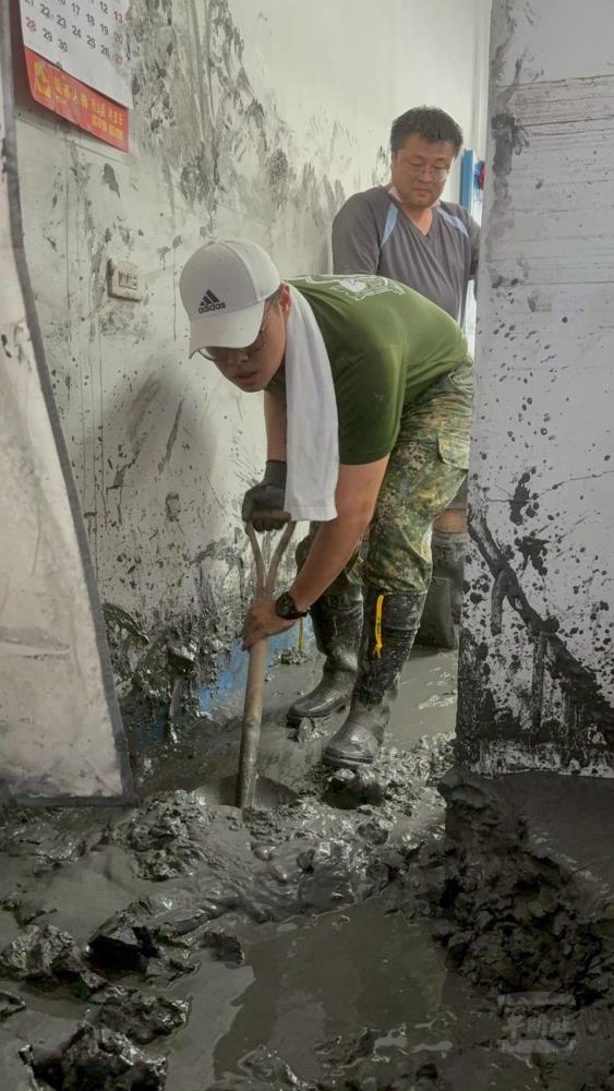 裝甲584旅邱弈方上尉休假期間主動投入復原工作。（第三作戰區提供）