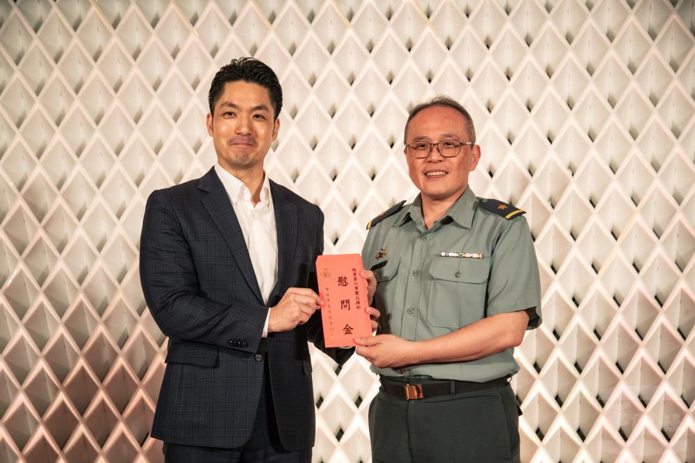 蔣市長致贈端節慰問金。（軍聞社記者王茗生攝）