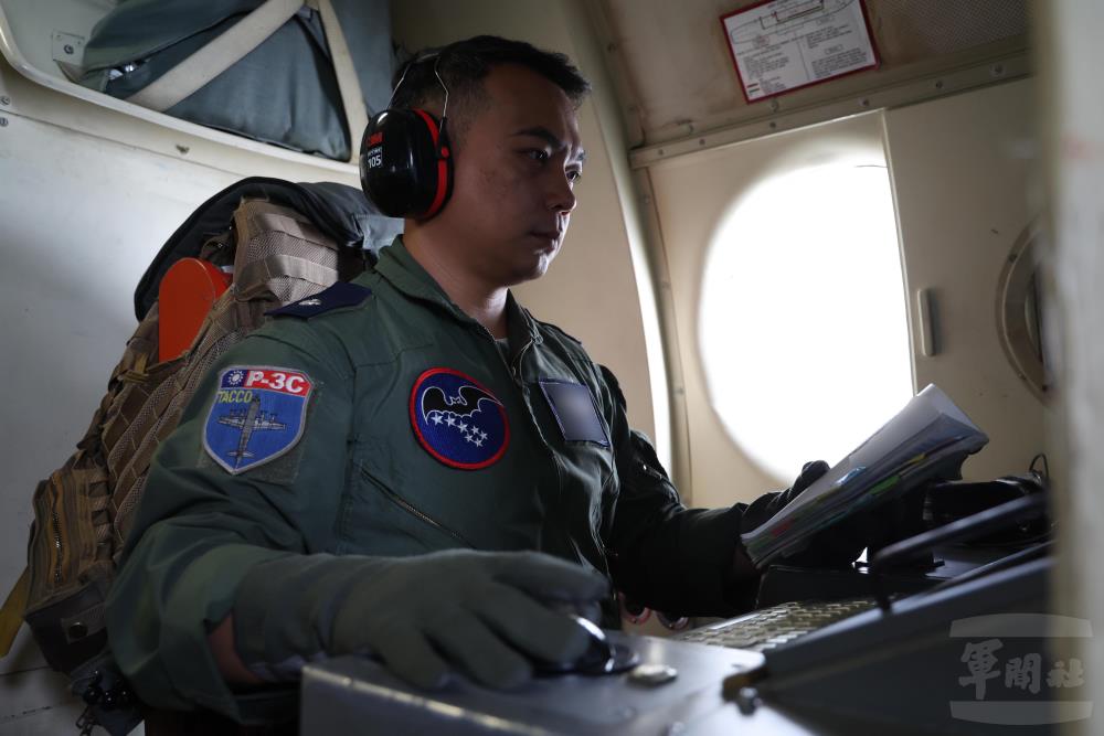 P-3C反潛機機組員於後艙作業。（軍聞社記者林澤廷攝）