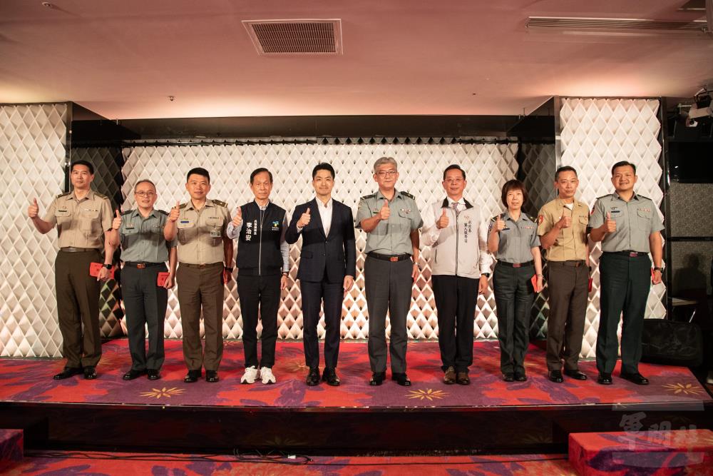 蔣市長與官兵合影。（軍聞社記者王茗生攝）