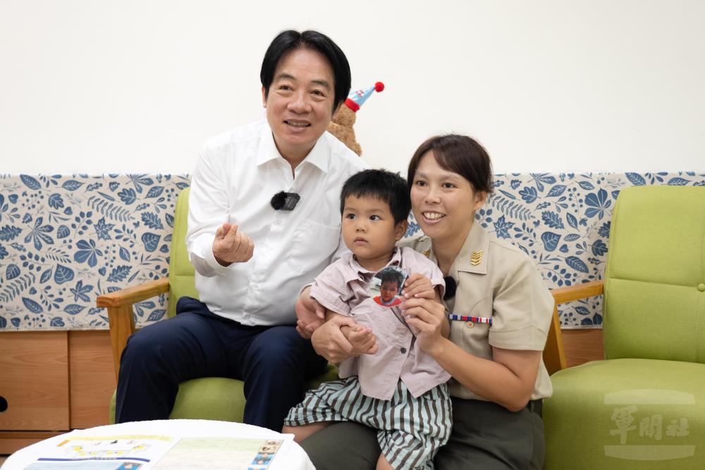 賴總統與學童、家長合影留念。（軍聞社記者林庭暉攝）