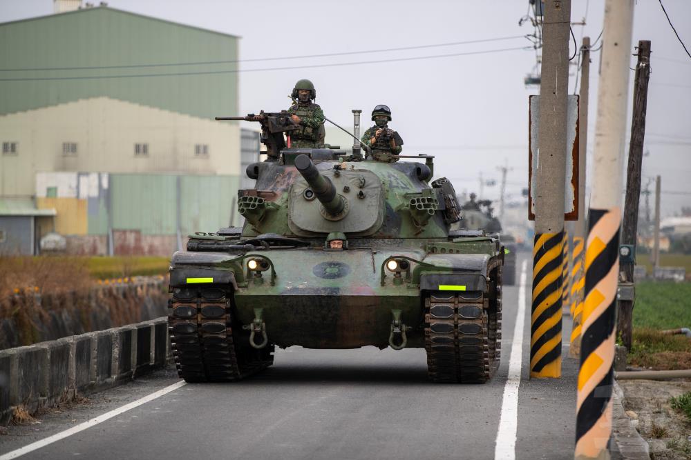 聯兵3營逐次抵抗演練,戰車行駛於街道上。(軍聞社記者王進福攝) 聯兵3營逐次抵抗演練,戰車行駛於街道上。(軍聞社記者王進福攝)