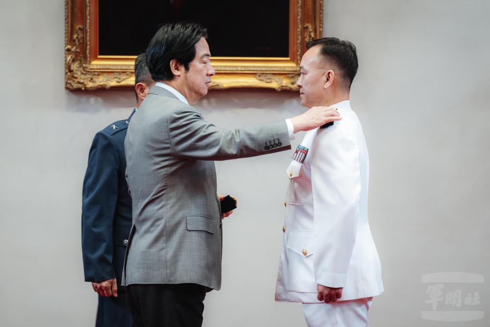 賴總統為李中將授階。（軍聞社記者陳彥樺攝）