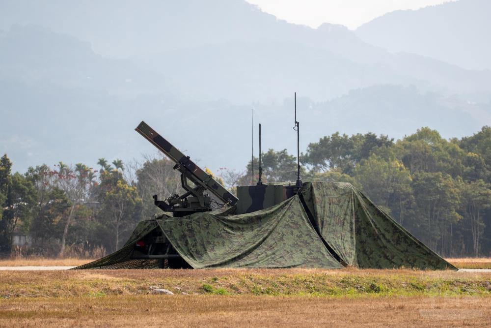 陸射劍二飛彈車對敵實施攻擊。（軍聞社記者王進福攝）