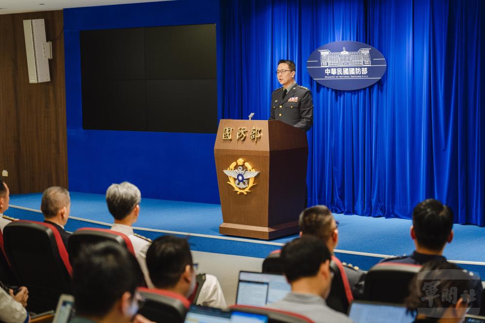 國防部6日舉行例行記者會。（軍聞社記者呂尚俞攝）