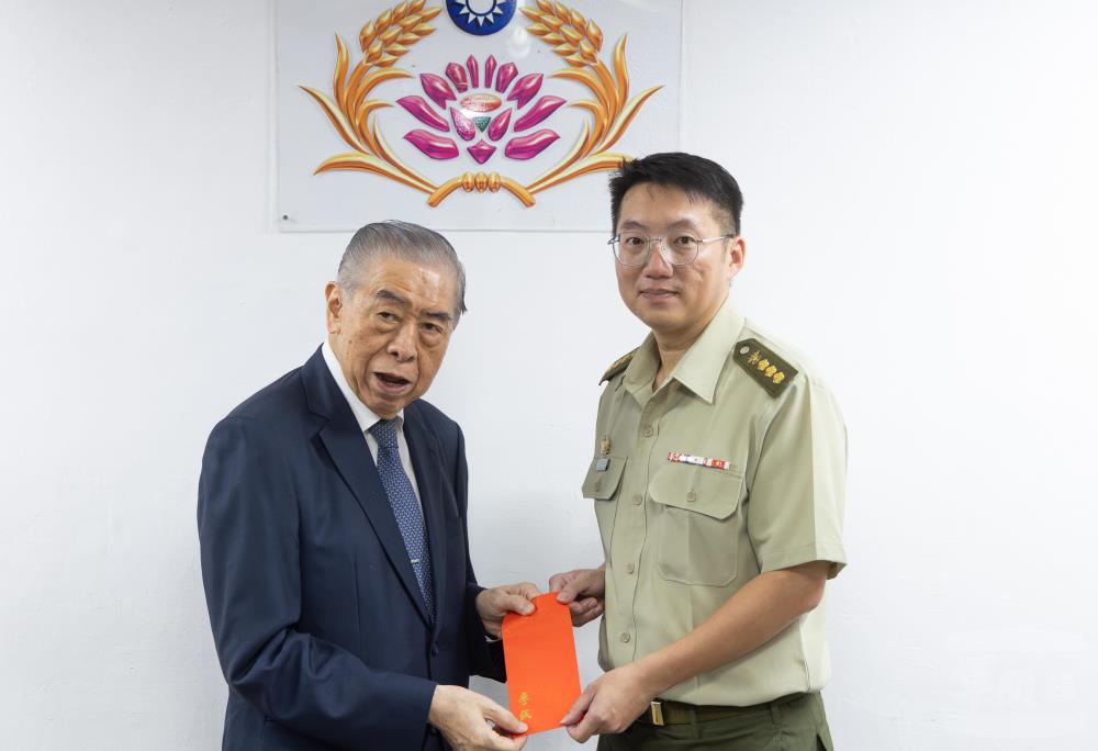 李榮譽理事長致贈單位慰問金。（軍聞社記者吳柏融攝）