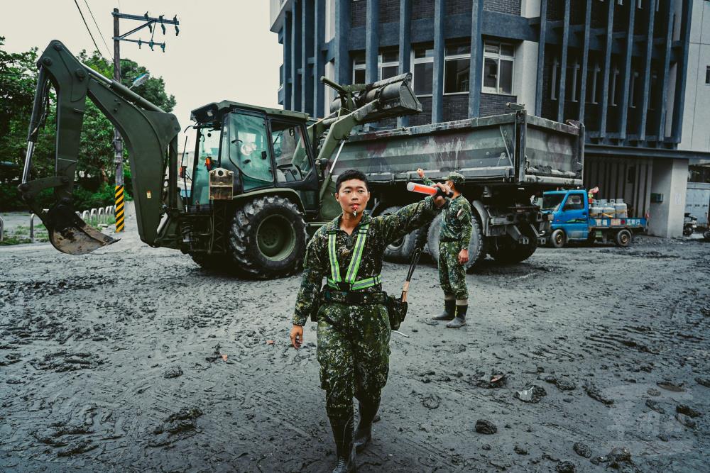 國軍26日持續派遣兵力投入災後復原工作。（軍聞社記者陳傳奇攝）