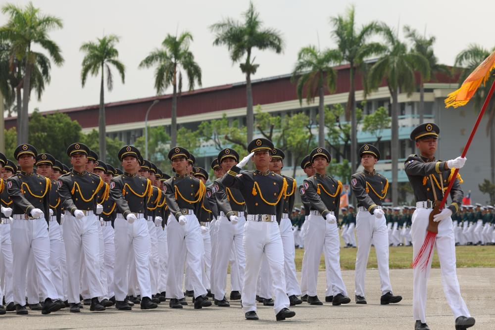 國防大學政戰學院學生進行閱兵分列式。（軍聞社記者林澤廷攝）