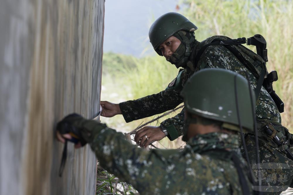 官兵實施橋墩測量。（軍聞社記者李恬恬攝）