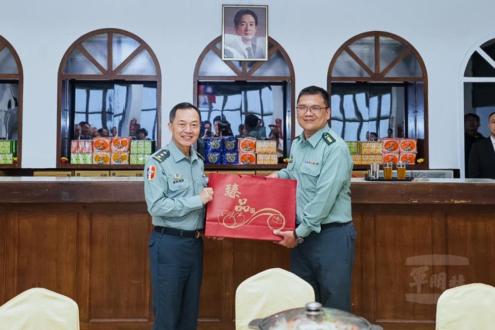 鍾副部長代表顧部長致贈單位慰問品。（青年日報提供）