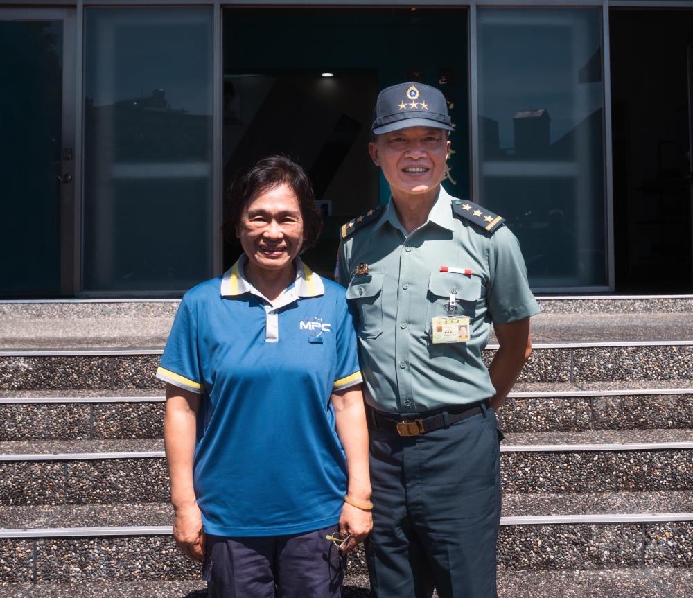 鍾副部長與屆退人員合影。(軍聞社記者文仁攝) 鍾副部長與屆退人員合影。(軍聞社記者文仁攝)