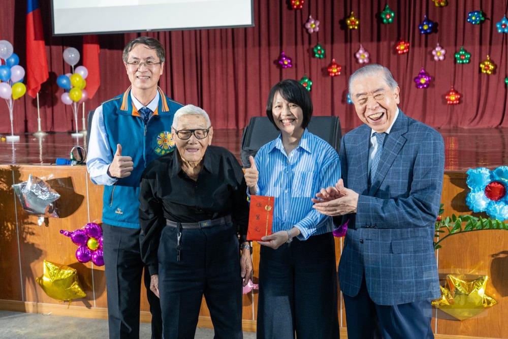 李榮譽理事長（右一）偕同聯合報游社長（右二）致贈屏東榮家慰問金。（軍聞社記者吳冠萱攝）