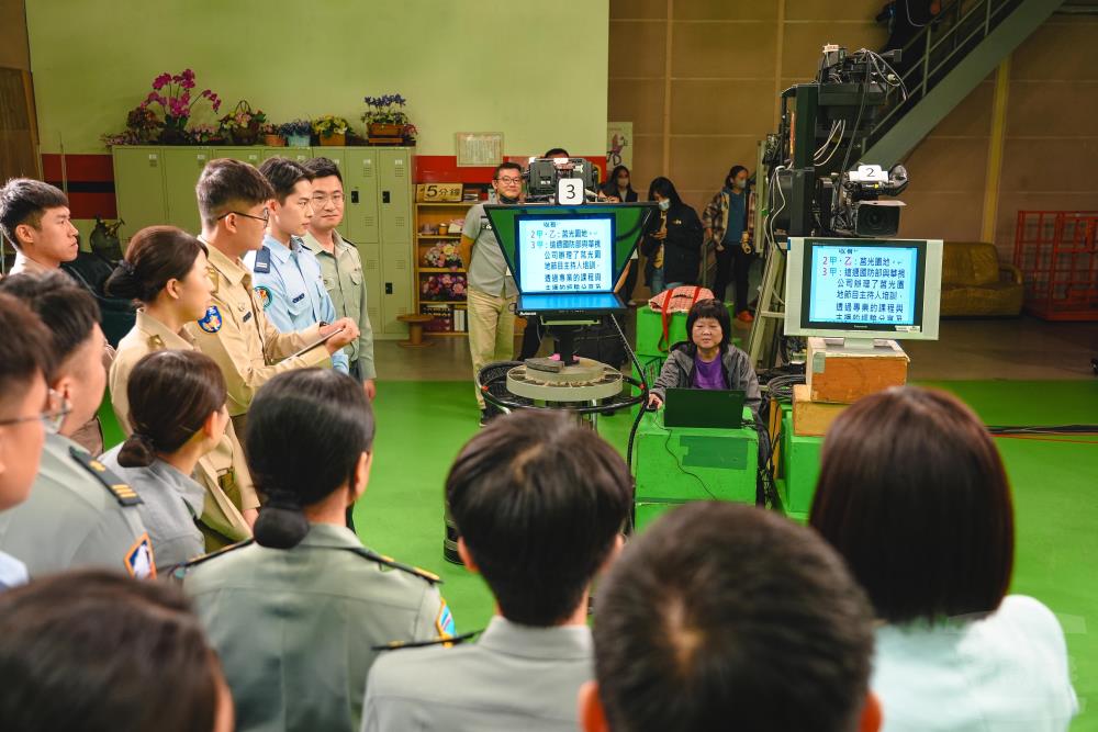 專業主播進行節目錄製經驗分享。（軍聞社記者陳傳奇攝）
