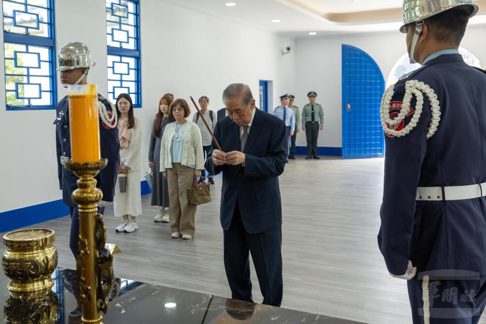 李棟樑向烈士致祭　緬懷忠勇英靈