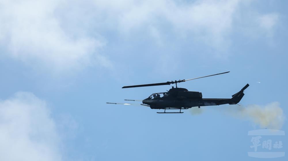 AH-1W攻擊直升機向目標區發射2.75吋海神火箭彈。(青年日報提供) AH-1W攻擊直升機向目標區發射2.75吋海神火箭彈。(青年日報提供)