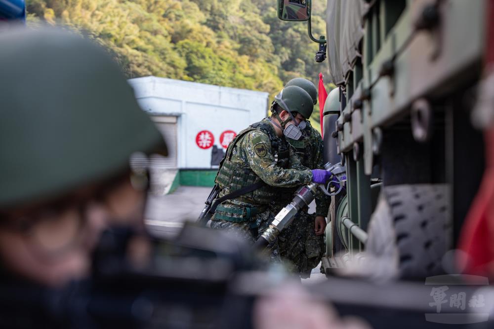 新式油罐車對中型戰術輪車實施加油作業。（軍聞社記者薛皓文攝）