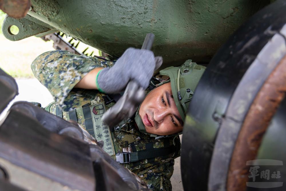 官兵實施戰車履帶更換作業。（軍聞社記者蔡枋澐攝）