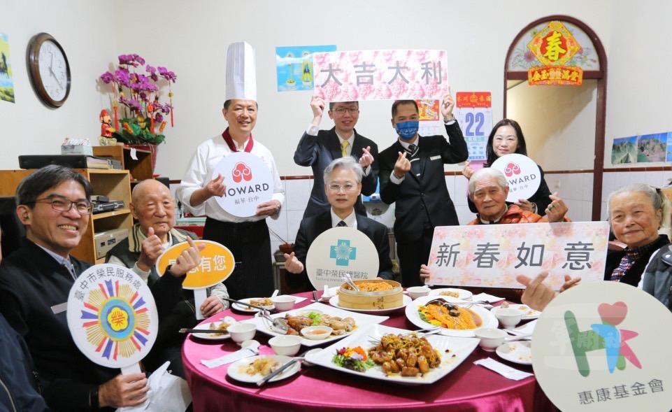 臺中榮總和臺中市榮民服務處22日至大肚區訪視三位榮民前輩，並合影留念。（臺中榮總提供）