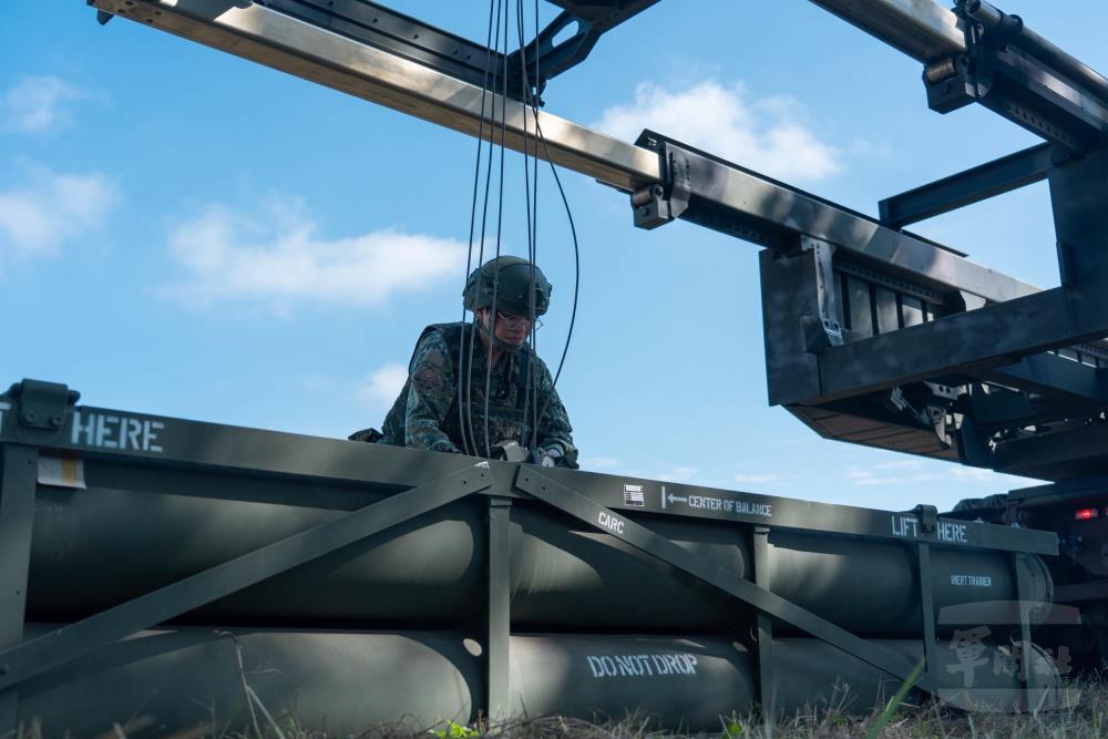 43砲指部官兵執行海馬士火箭彈掛載作業。（軍聞社記者陳彥樺攝）