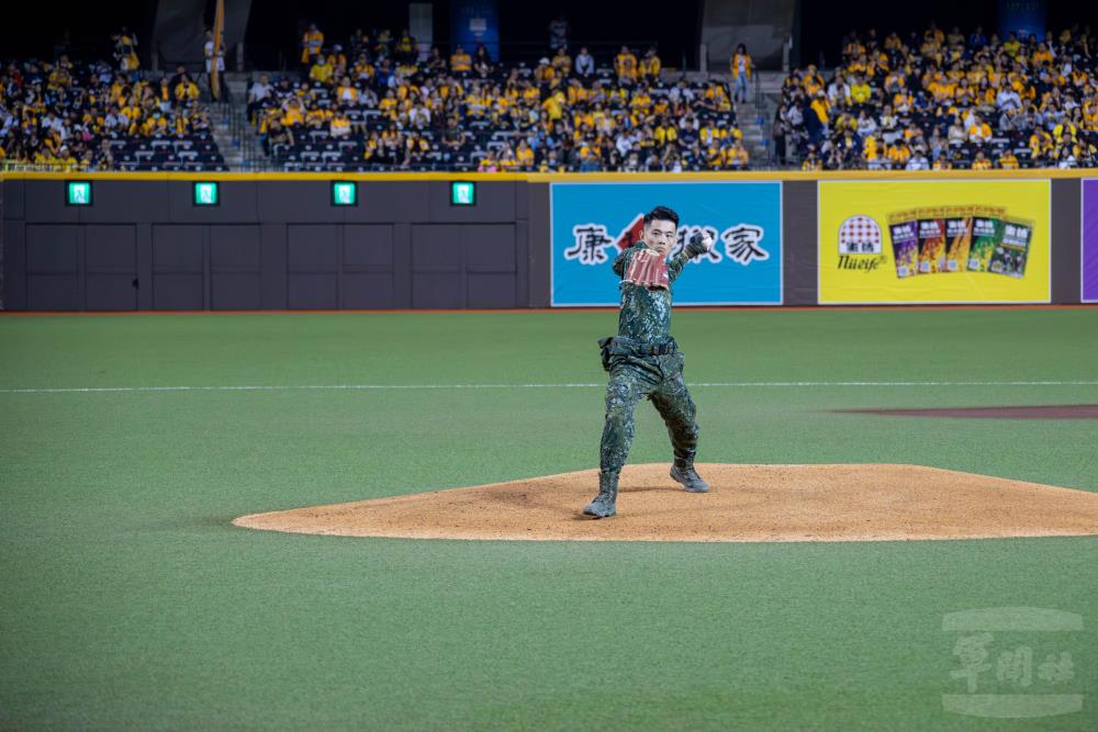 陸軍第十軍團101旅陳保宏士官長擔任開球嘉賓。（軍聞社記者尤昱翔攝）
