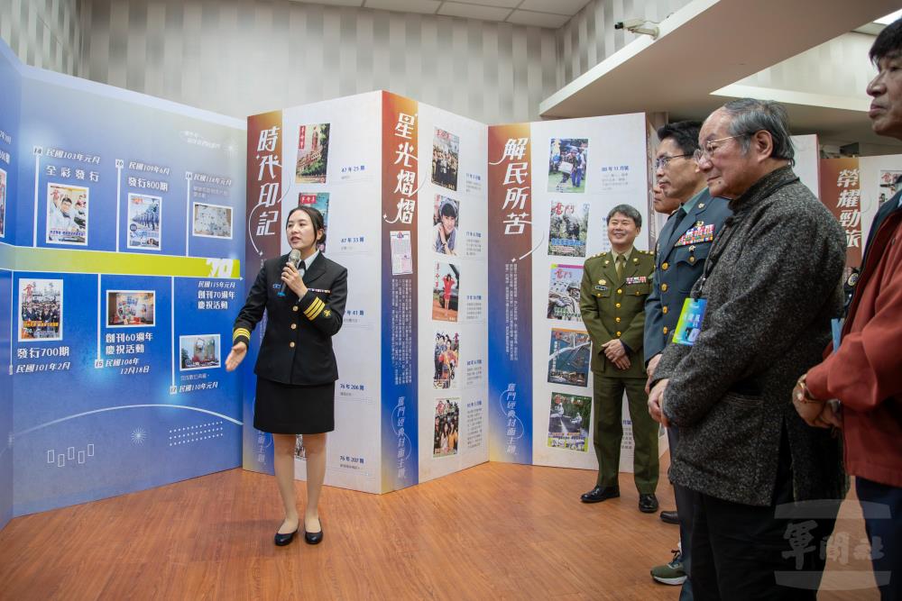 貴賓在人員引導下參觀特展。（軍聞社記者王進福攝）