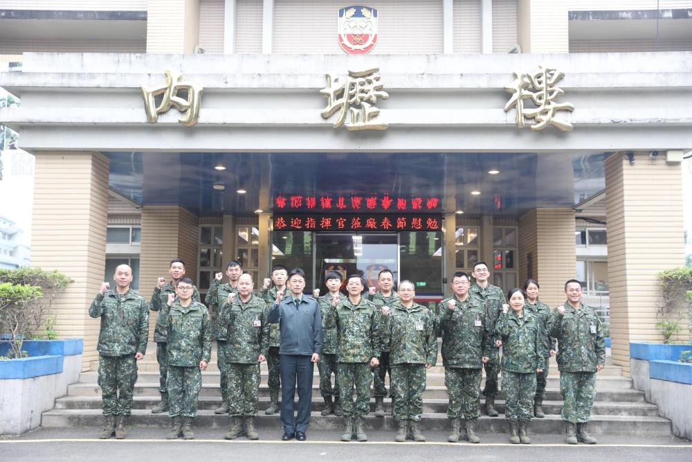 陸勤部指揮官慰勉通基廠　預祝佳節愉快